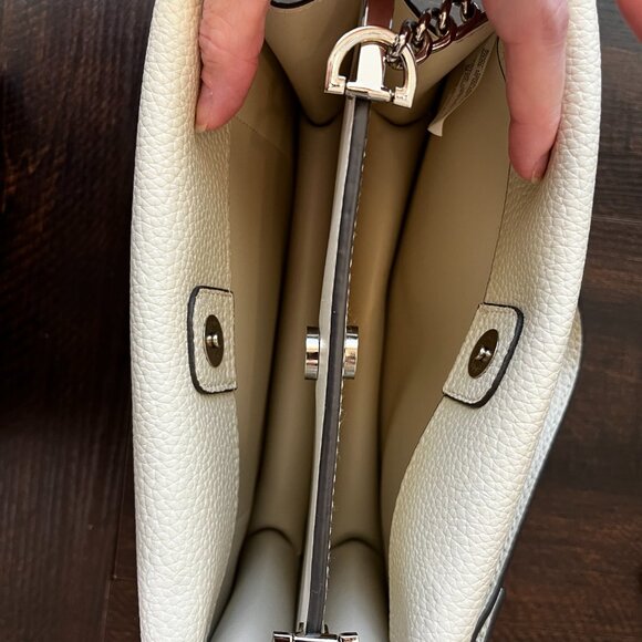 Steve Madden White Pebbled Faux Leather Crossbody Chain Strap Zip Pocket - Picture 3 of 5